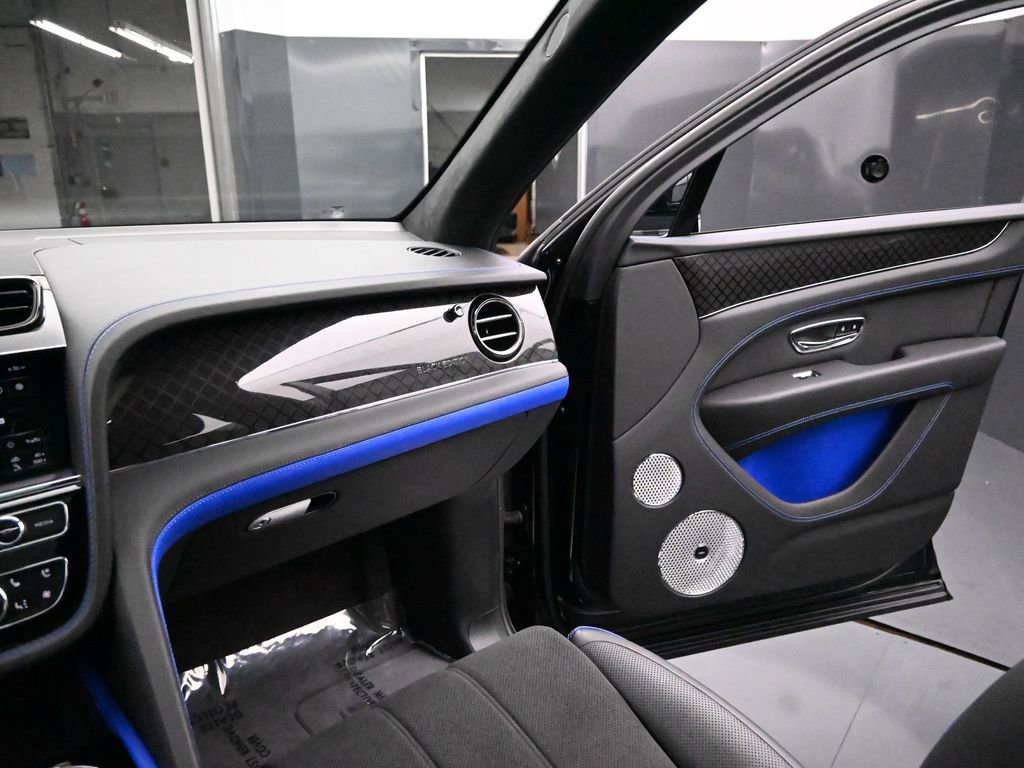 Used 2025 Bentley Bentayga image 38