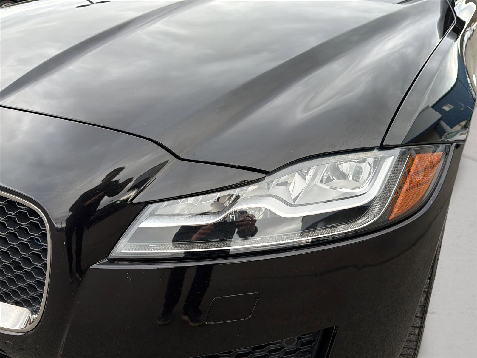 Used 2020 Jaguar XF Premium image 11