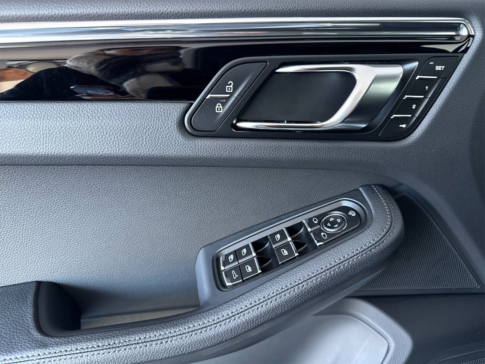 Used 2025 Porsche Macan image 12