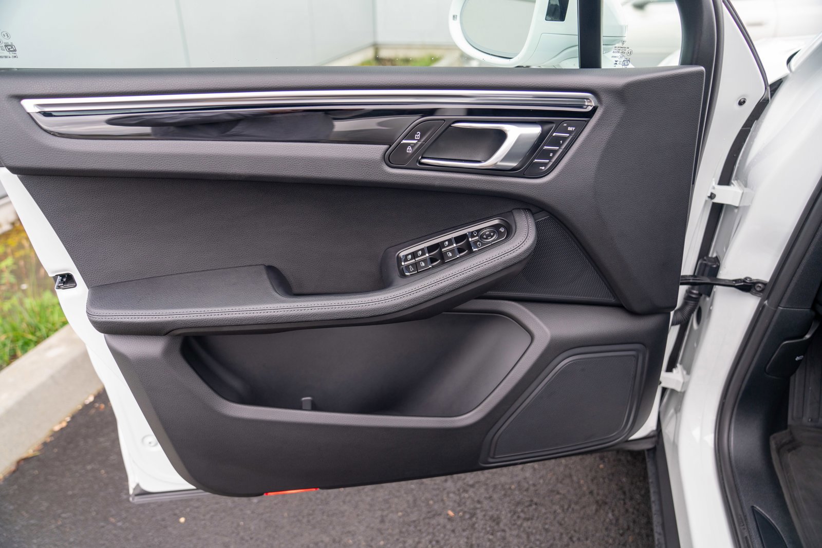 Certified 2025 Porsche Macan image 10