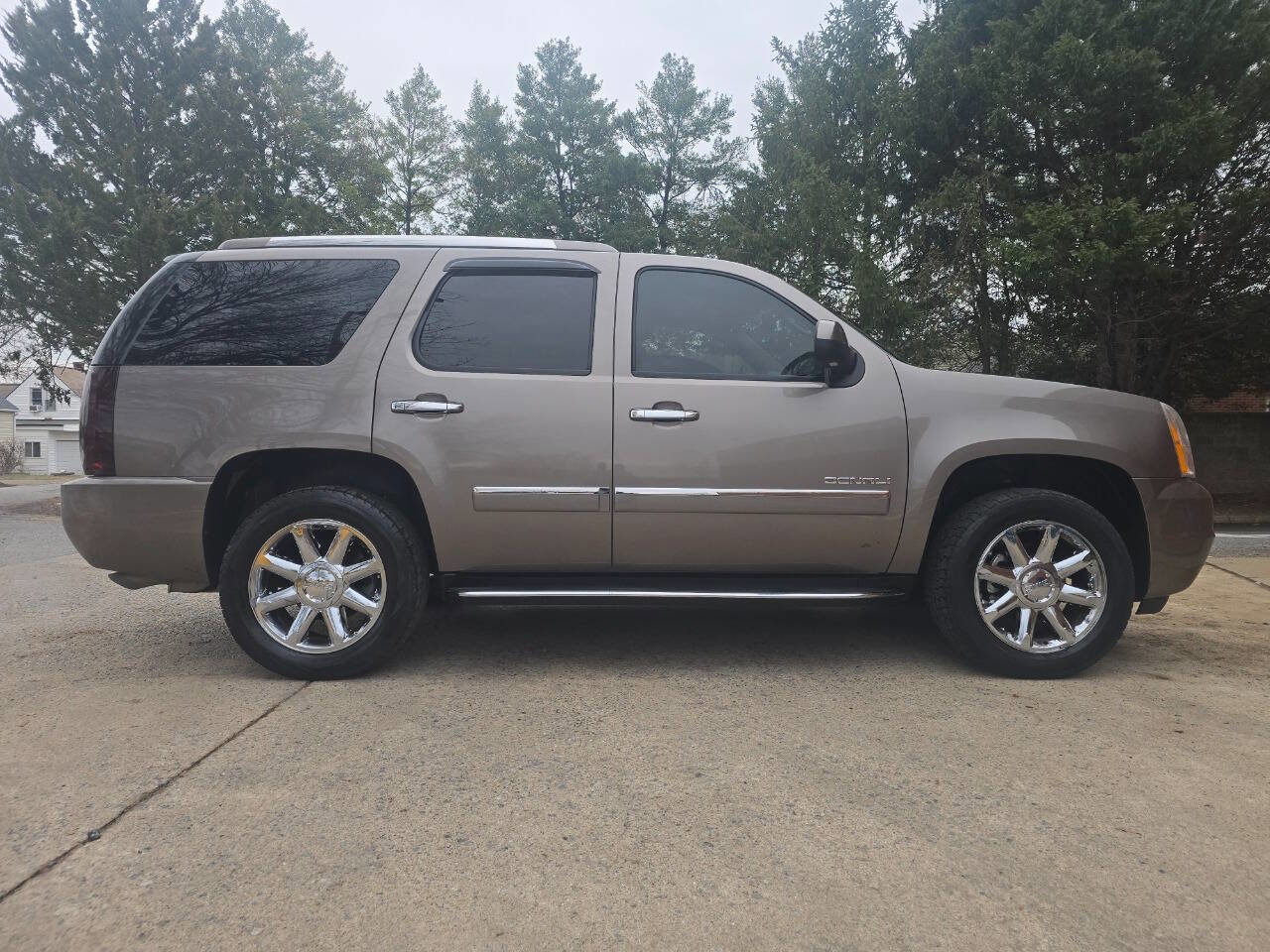 Used 2013 GMC Yukon Denali image 2
