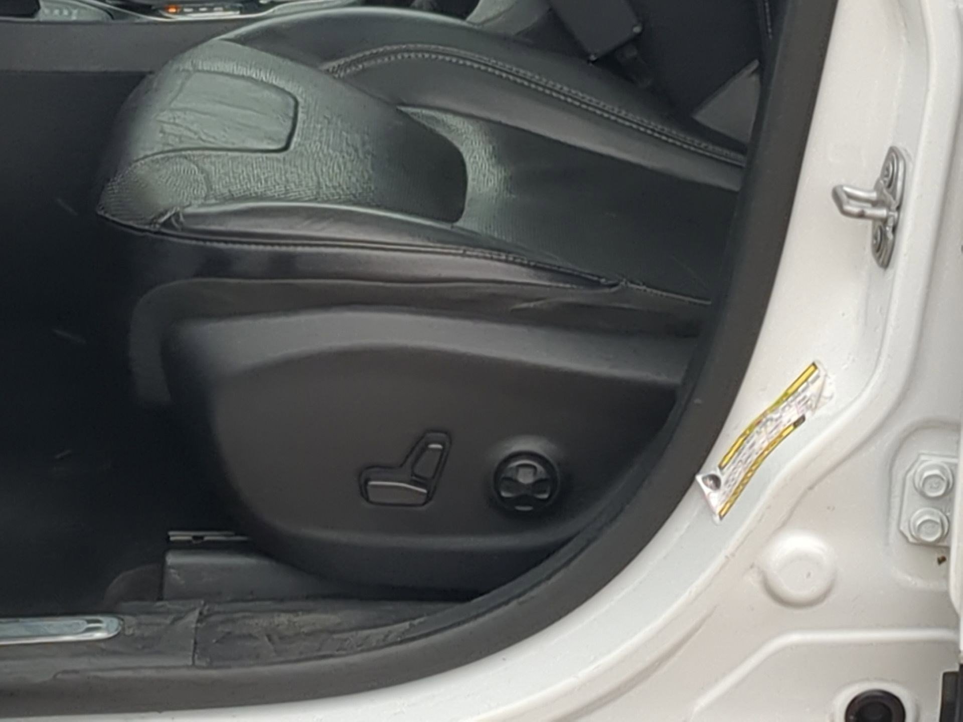 Used 2019 Jeep Cherokee Limited w/ Technology Group image 12