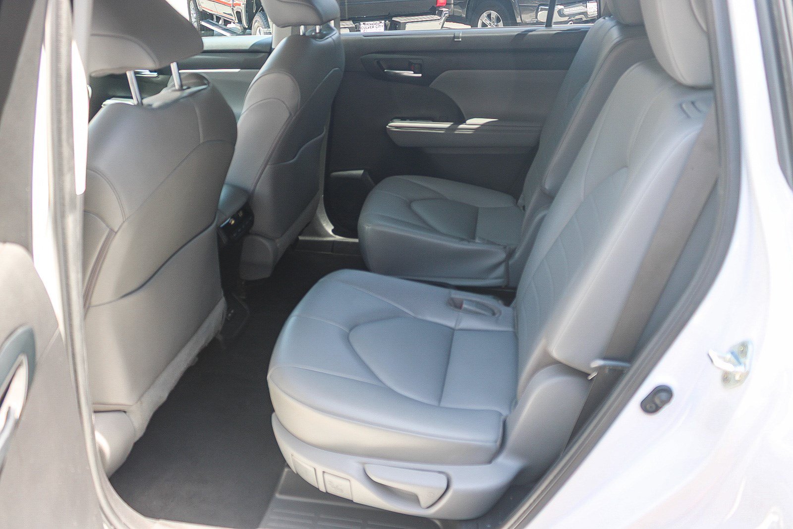 Used 2022 Toyota Highlander XLE FWD image 19