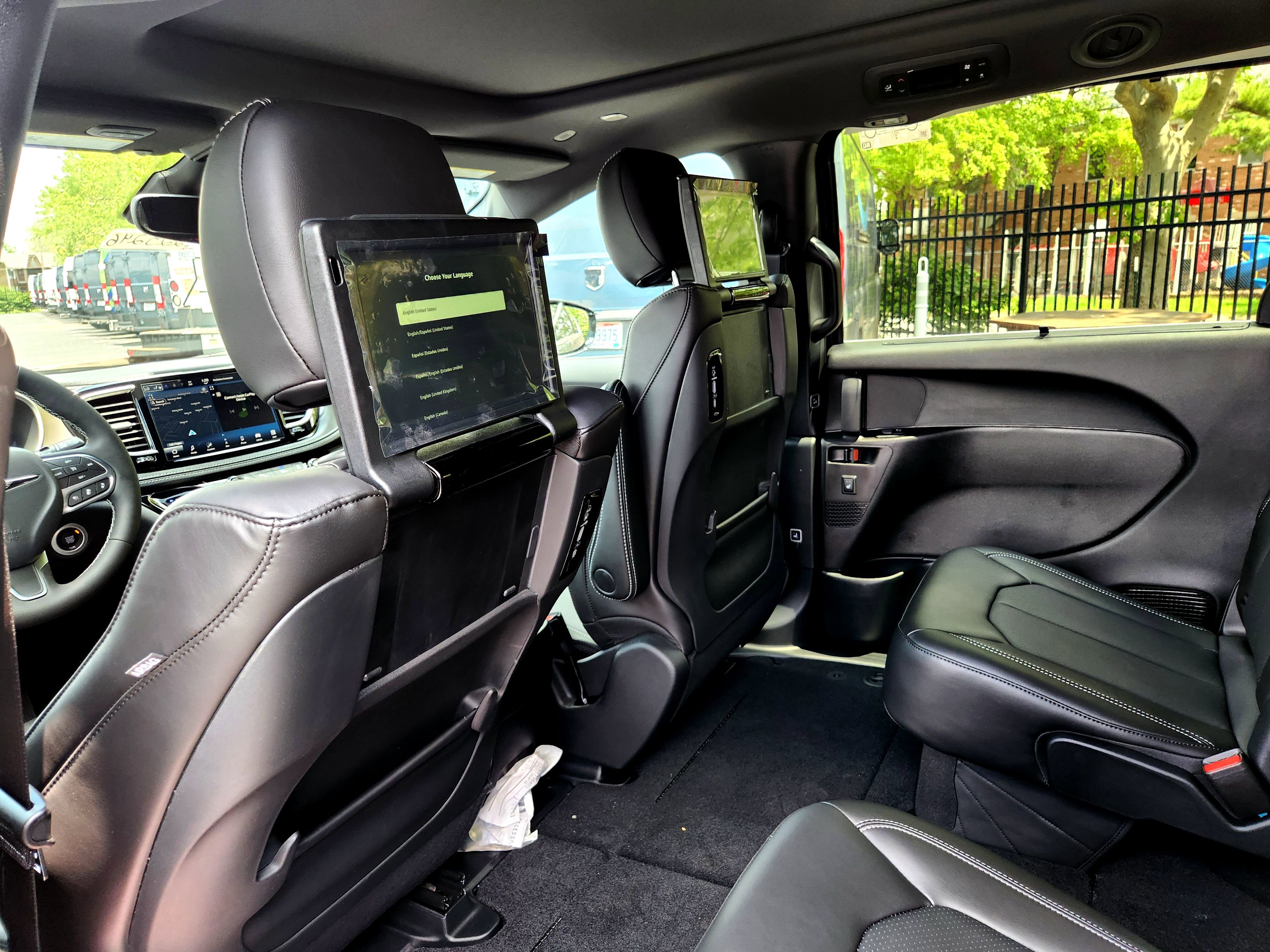 New 2025 Chrysler Pacifica Select w/ Uconnect Theater Family Group image 19