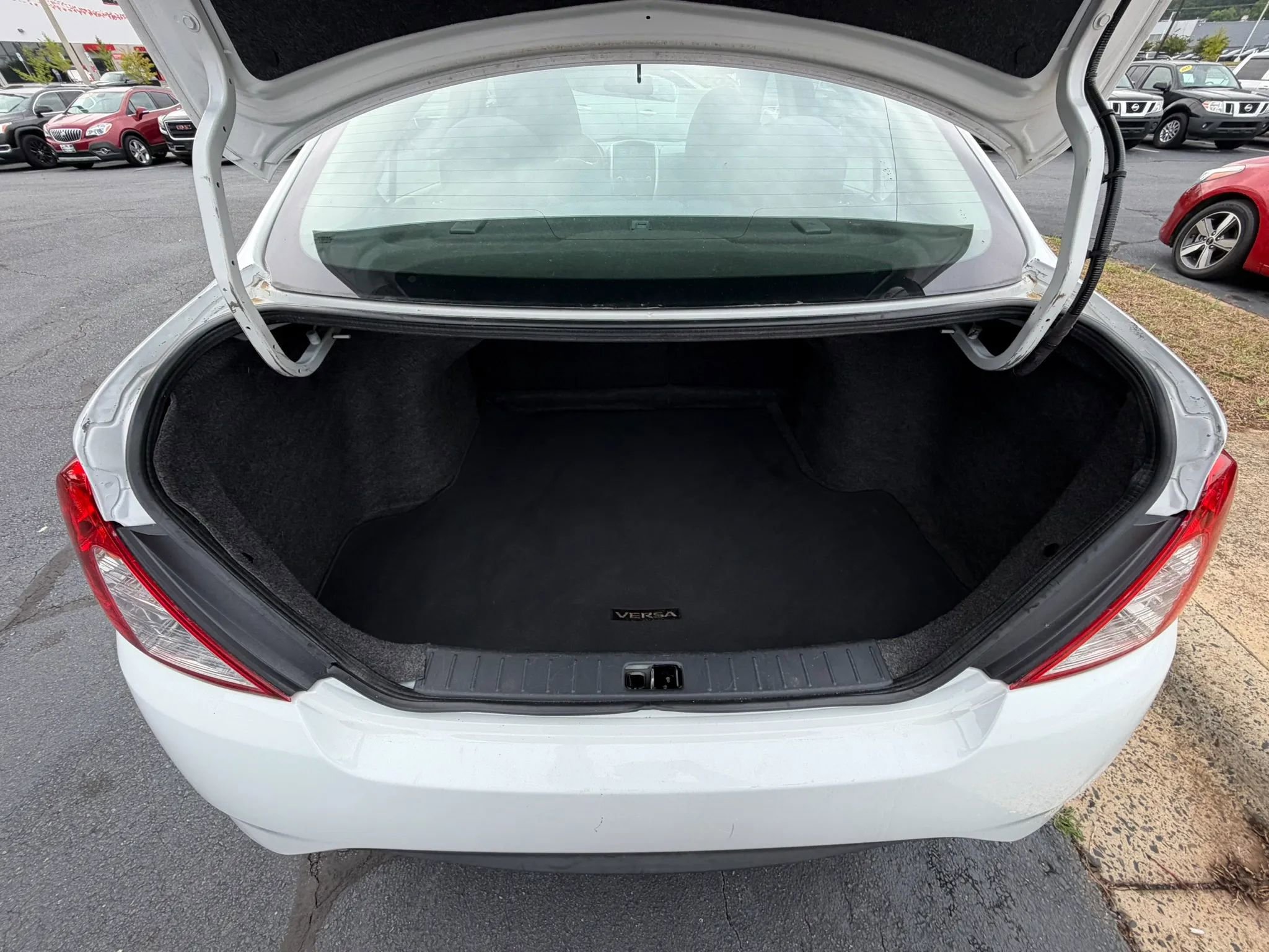 Used 2016 Nissan Versa SV FWD image 9