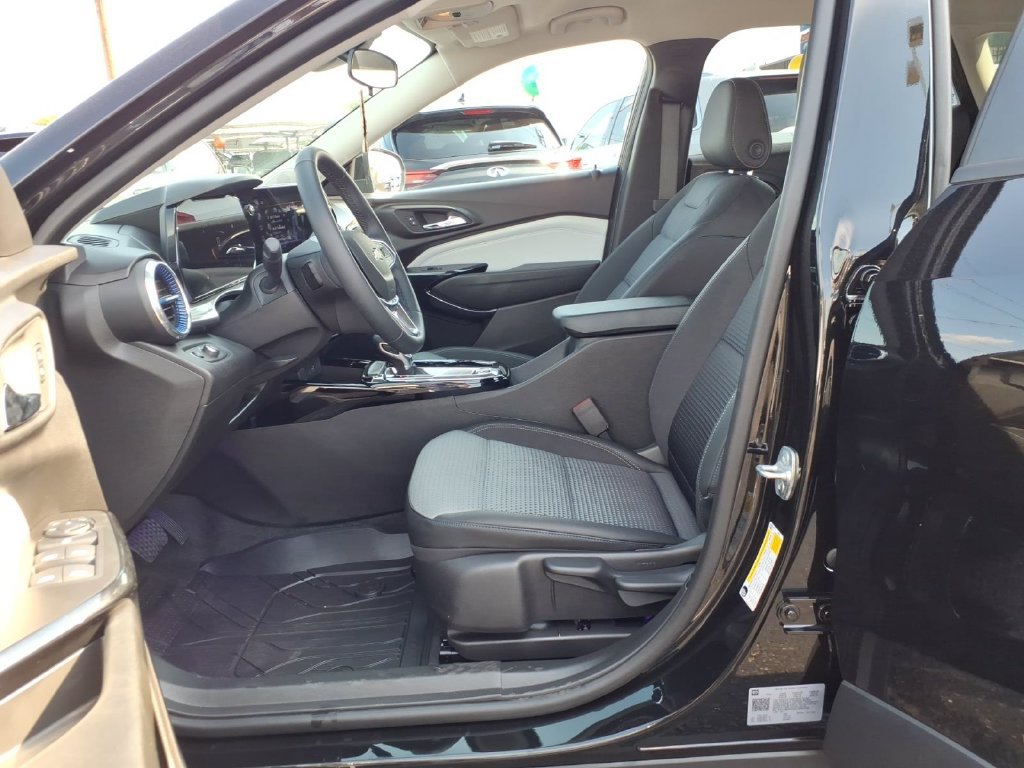 Used 2025 Chevrolet Trax LT w/ LT Convenience Package FWD image 16