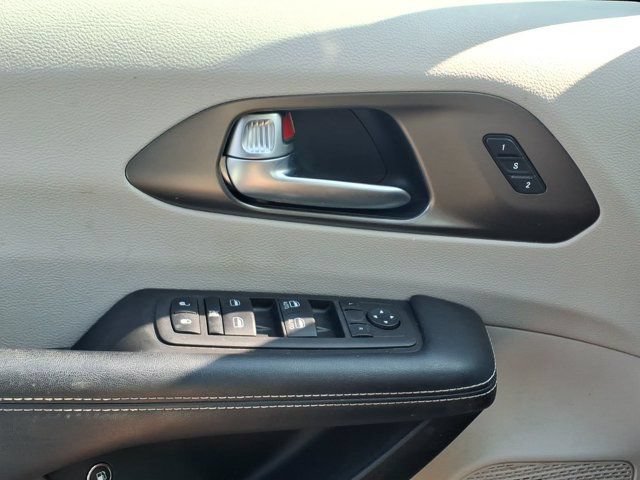 Used 2022 Chrysler Pacifica Touring-L FWD image 24