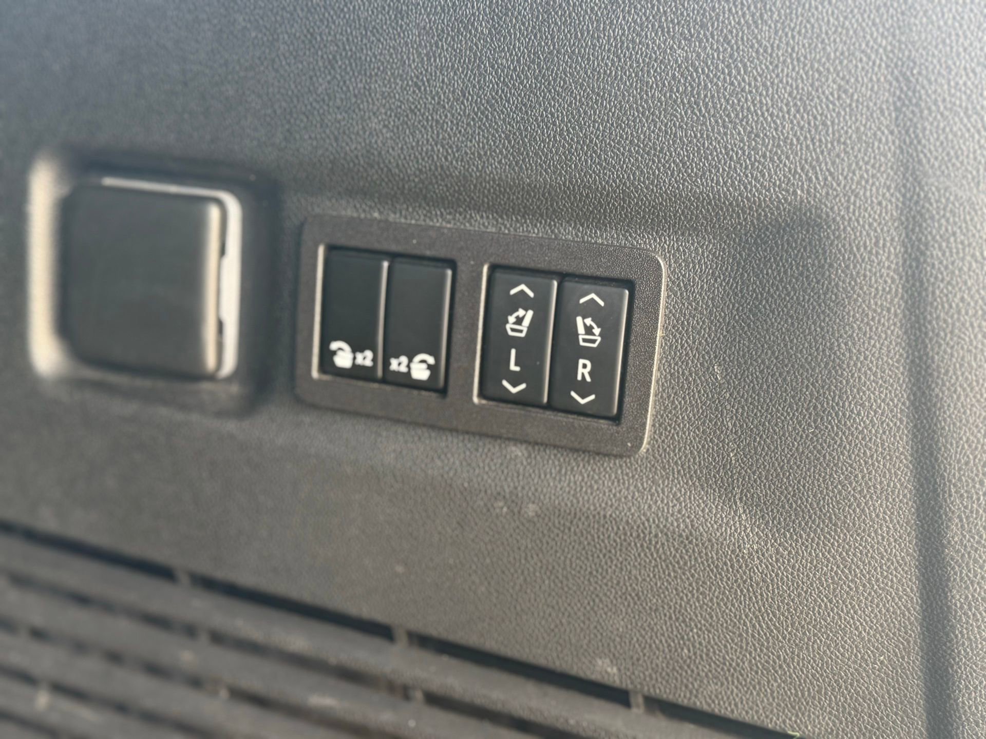 Used 2023 GMC Yukon XL Denali image 19