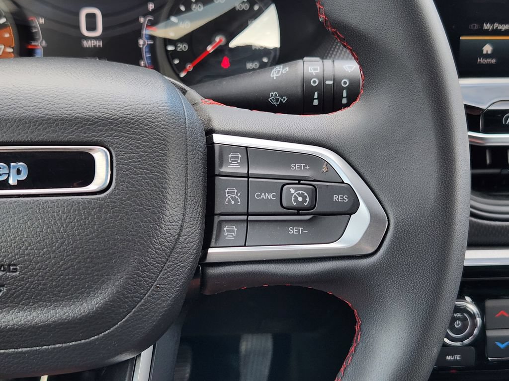 Used 2025 Jeep Compass Trailhawk AWD/4WD image 18