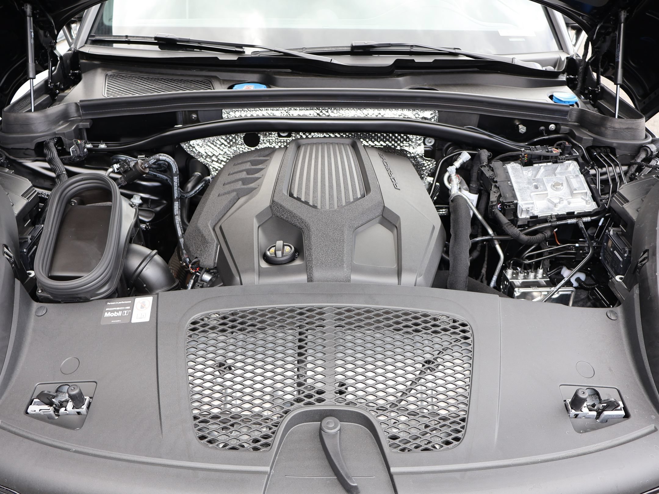 New 2026 Porsche Macan Turbo AWD/4WD image 28