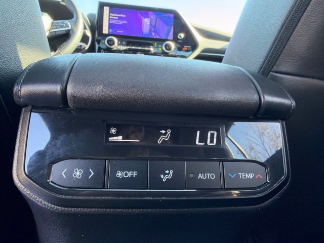 Used 2023 Toyota Highlander XSE AWD/4WD image 32
