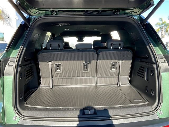 New 2027 Chevrolet Traverse LT w/ Midnight/Sport Edition FWD image 17