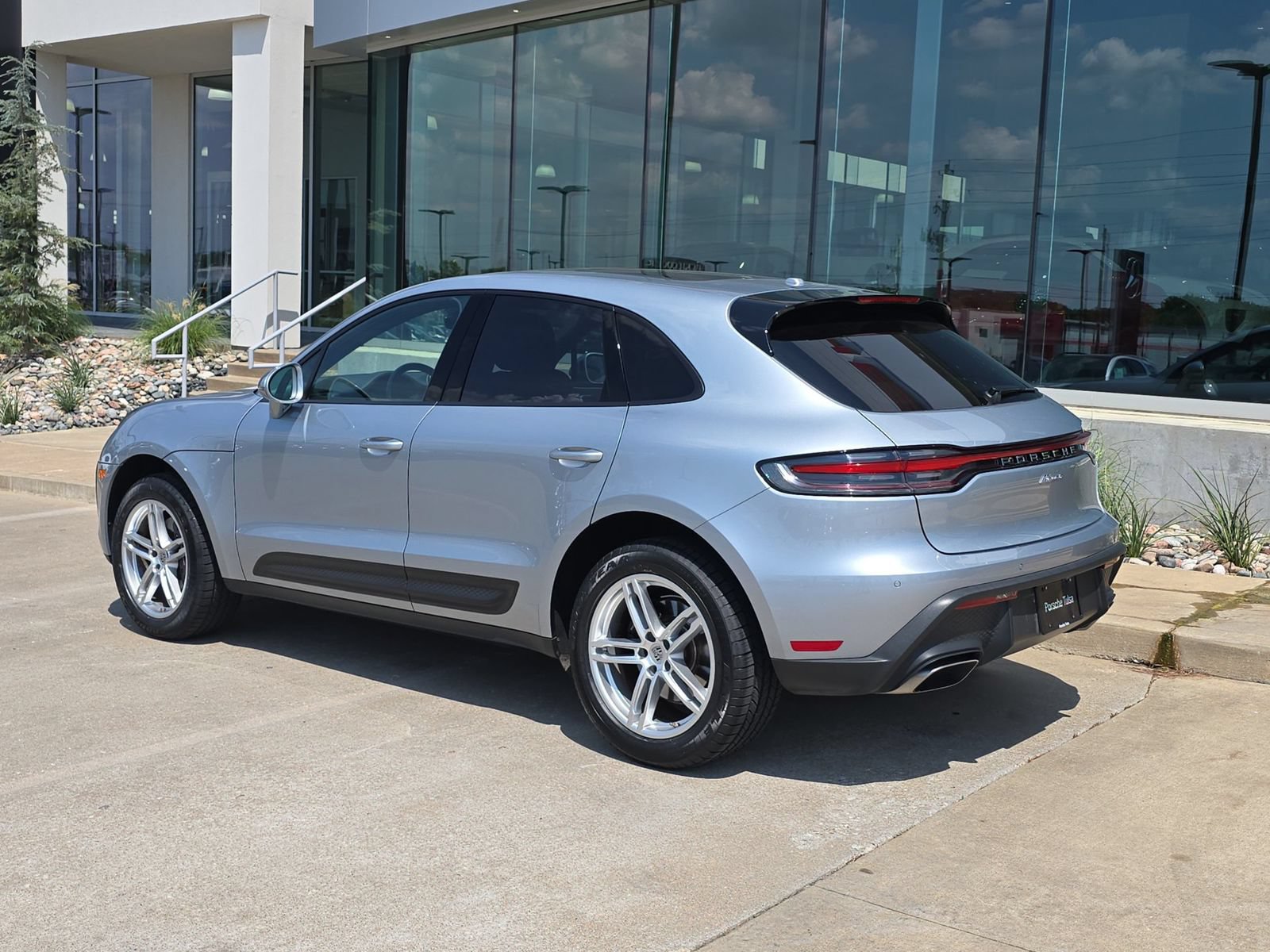 Used 2024 Porsche Macan AWD/4WD image 3