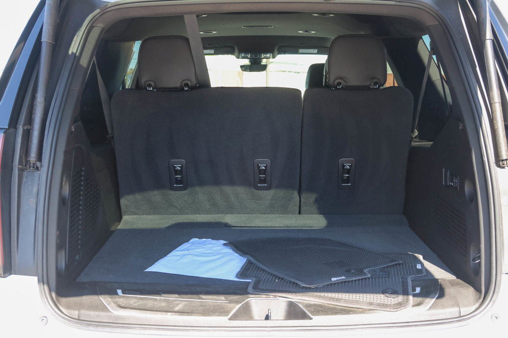 Used 2022 Chevrolet Suburban High Country w/ LPO, Illumination Package AWD/4WD image 9