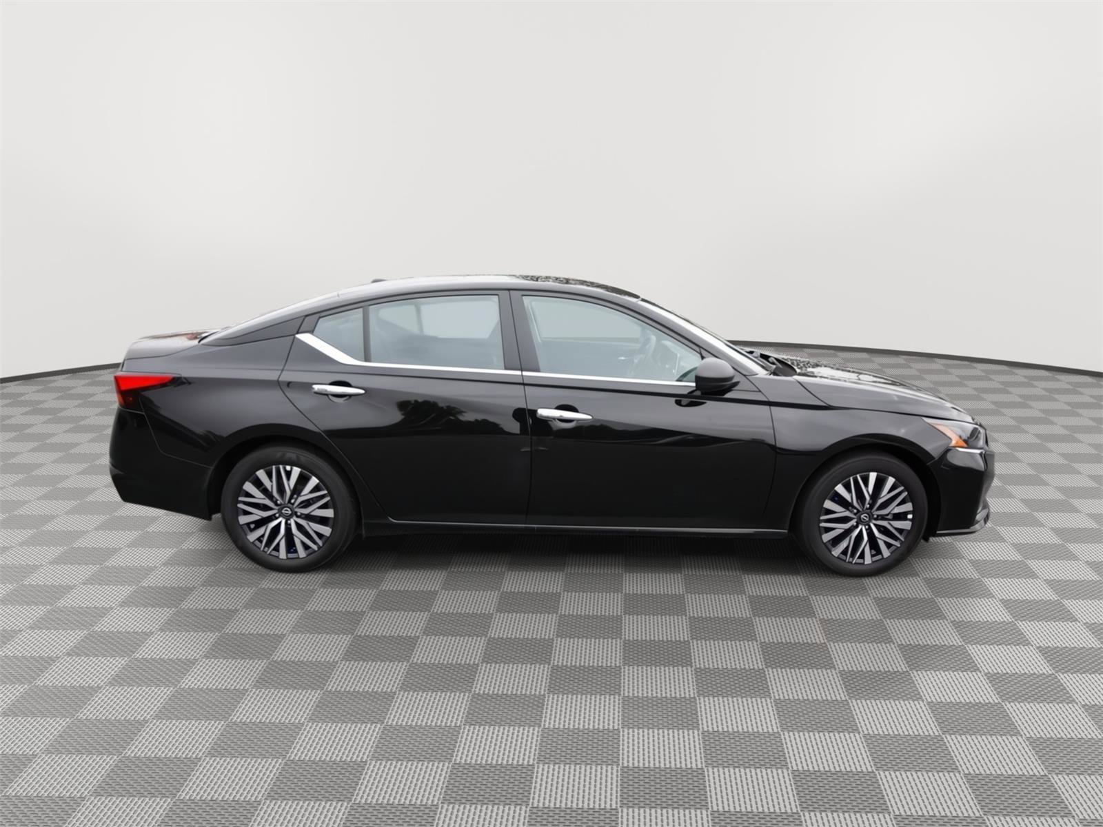 Used 2025 Nissan Altima 2.5 SV FWD image 4