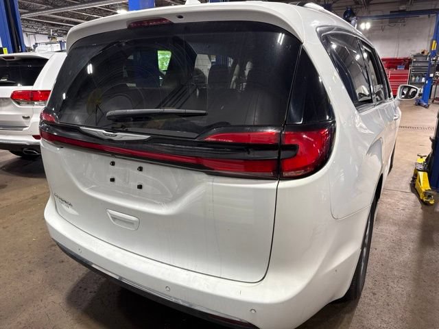 Used 2022 Chrysler Pacifica Touring-L w/ Uconnect Theater Family Group FWD image 4