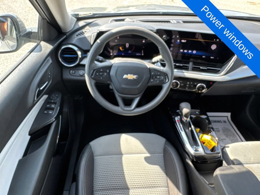 Used 2025 Chevrolet Trax LT FWD image 5