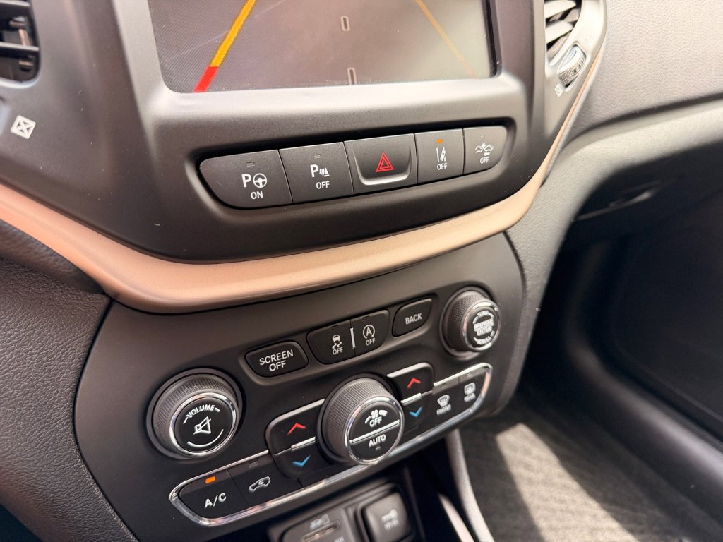 Used 2015 Jeep Cherokee Limited w/ Luxury Group AWD/4WD image 15