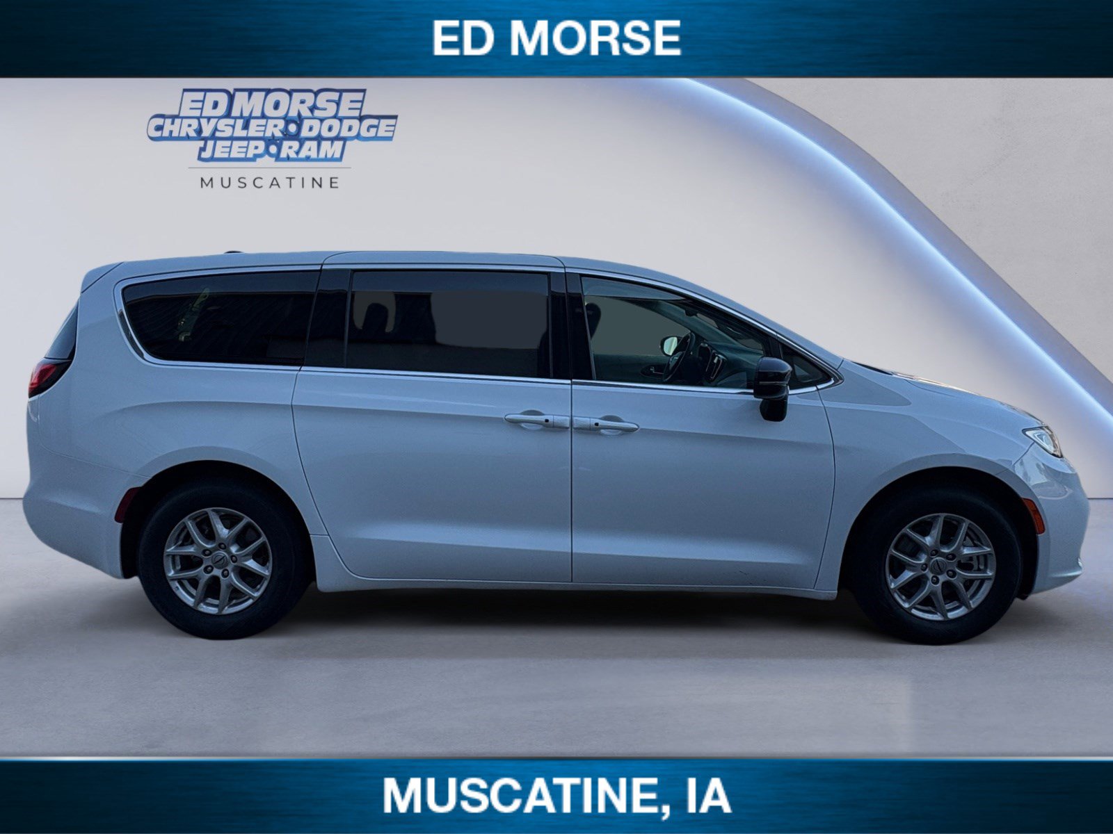 Used 2024 Chrysler Pacifica Touring-L image 6