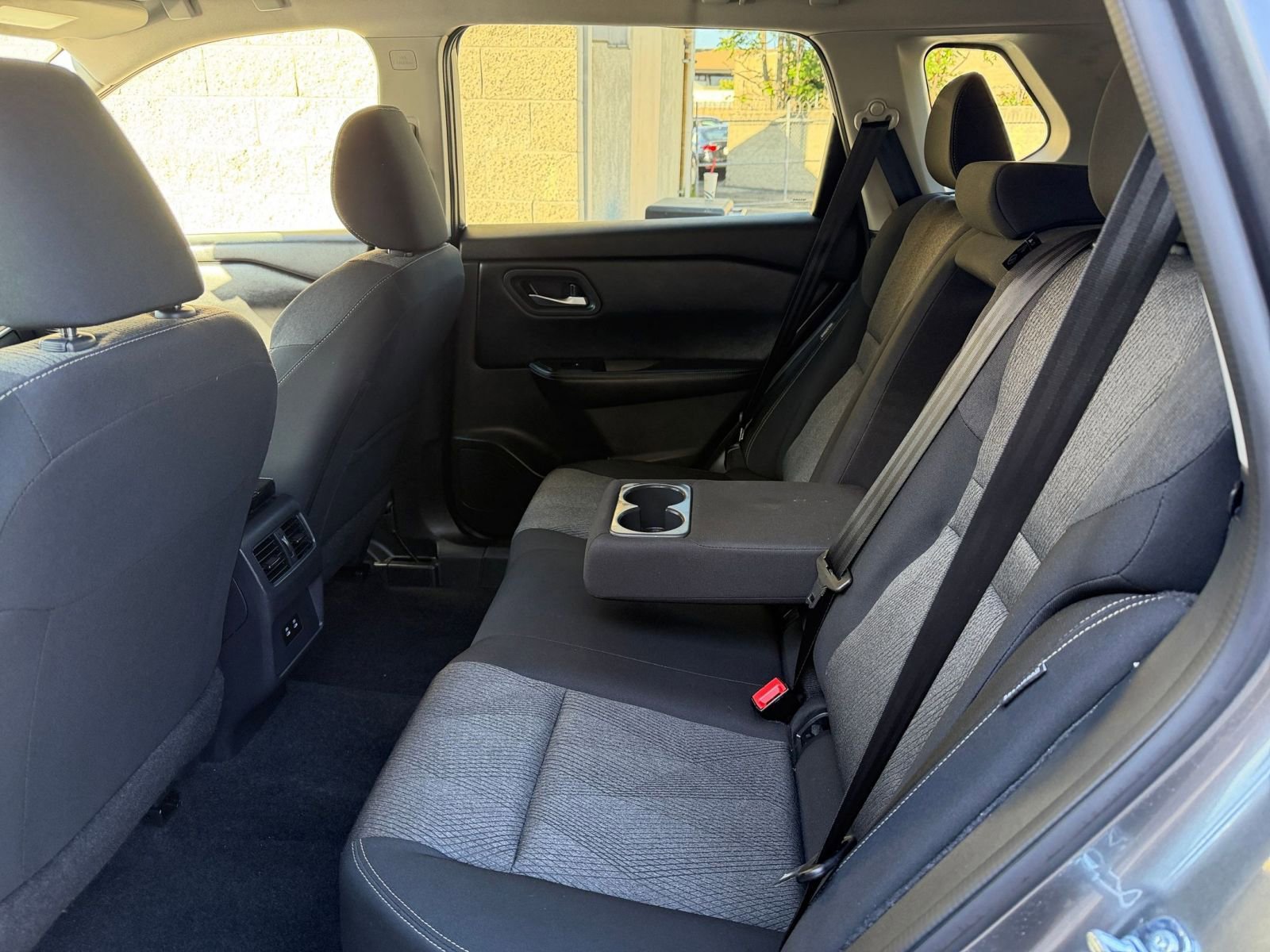 Used 2025 Nissan Rogue SV image 28