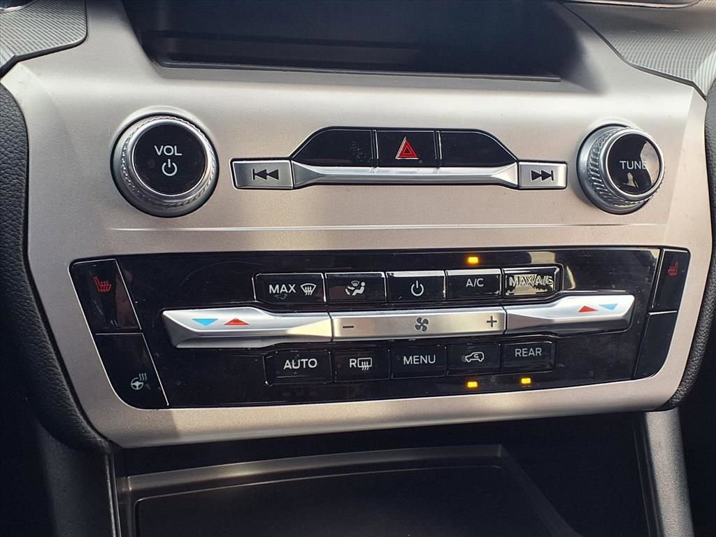 Used 2022 Ford Explorer XLT w/ Equipment Group 202A image 6