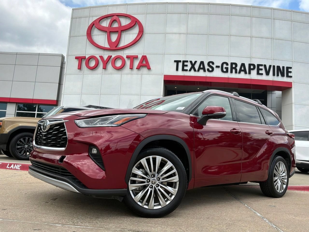 Used 2023 Toyota Highlander Platinum FWD image 2