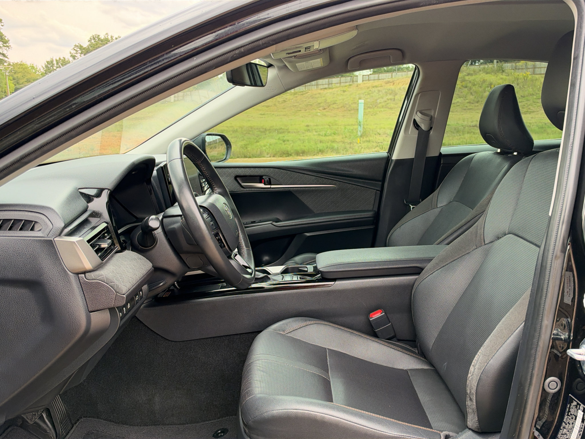 Used 2025 Toyota Camry XLE FWD image 11