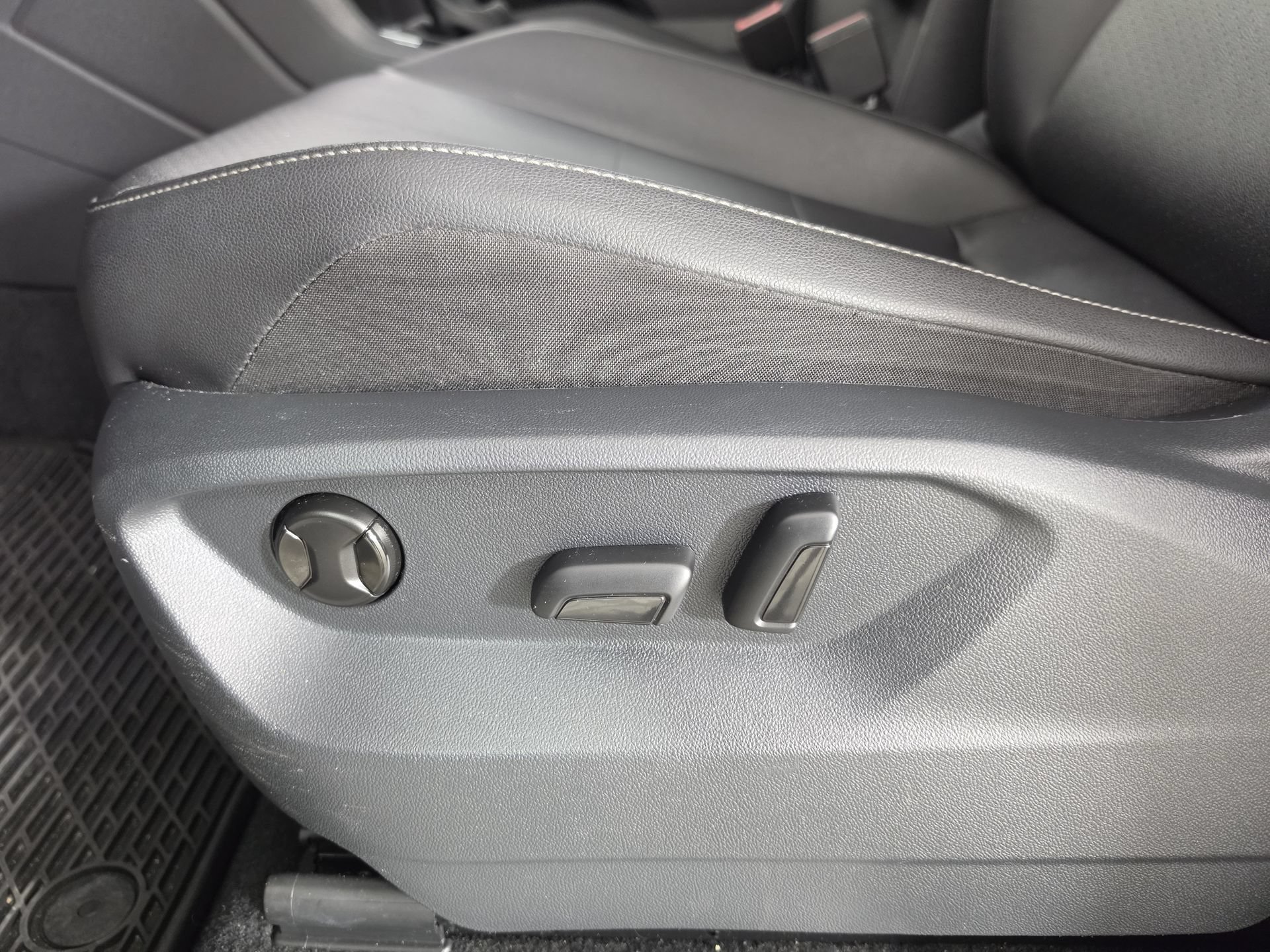 Used 2020 Volkswagen Tiguan SE R-Line FWD image 7