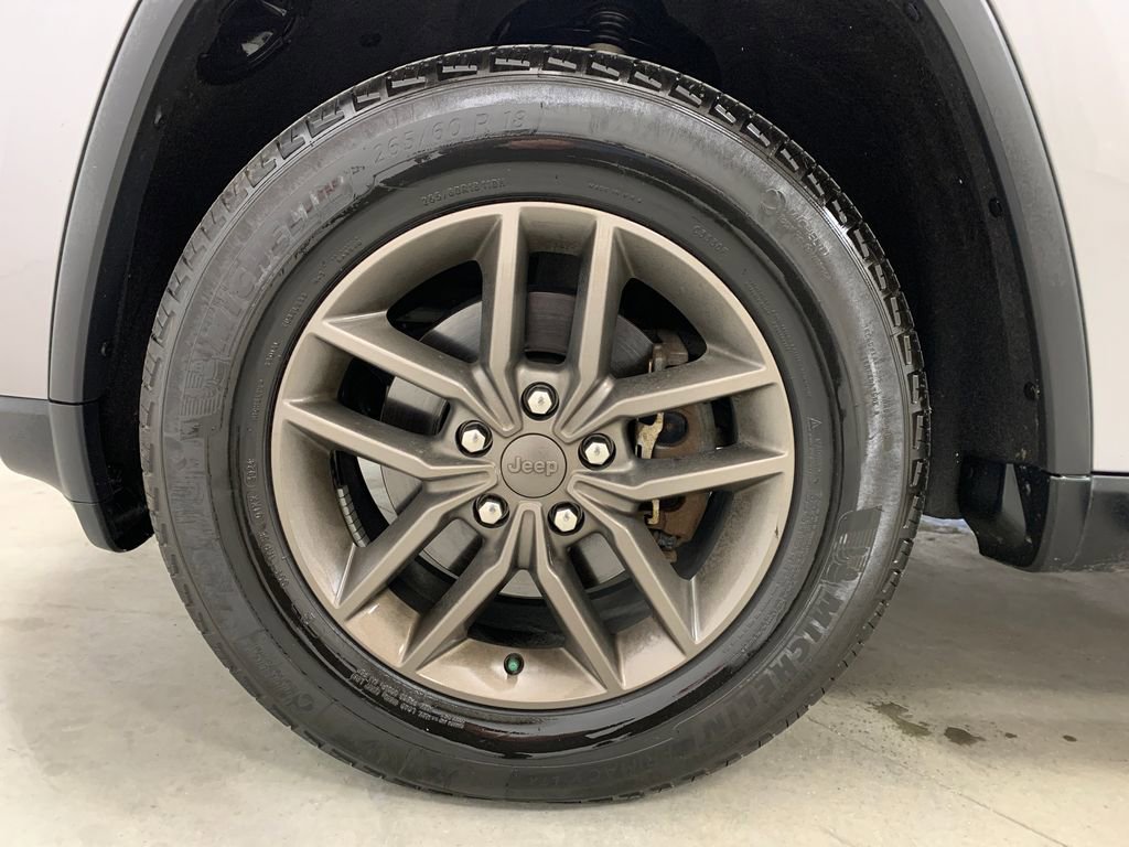 Used 2017 Jeep Grand Cherokee Laredo image 2