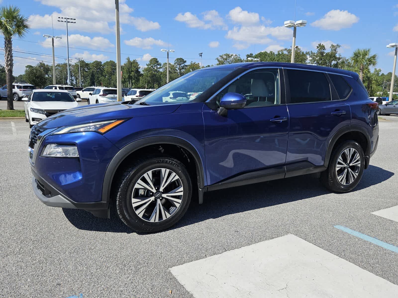 Used 2022 Nissan Rogue SV FWD image 2
