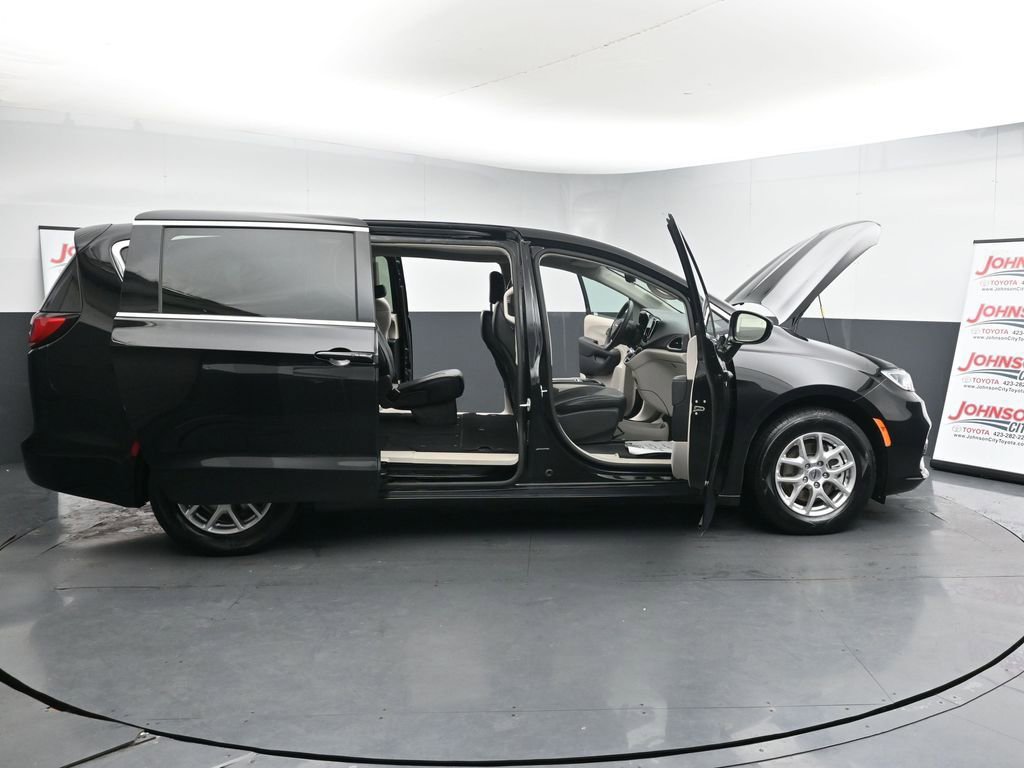 Used 2024 Chrysler Pacifica Touring-L image 41