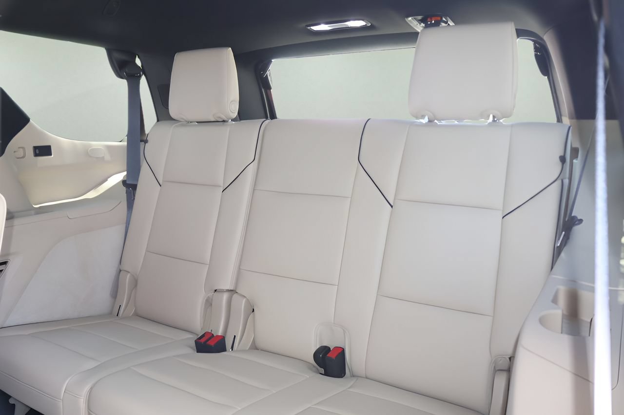 Used 2023 Cadillac Escalade Premium Luxury AWD/4WD image 16