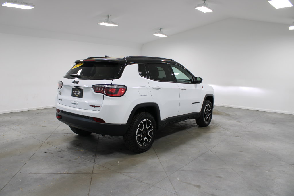 Used 2025 Jeep Compass Trailhawk AWD/4WD image 9