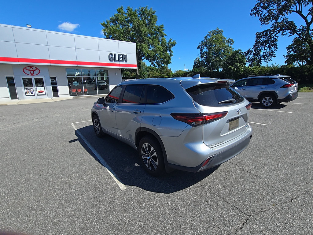 Used 2024 Toyota Highlander XLE AWD/4WD image 3