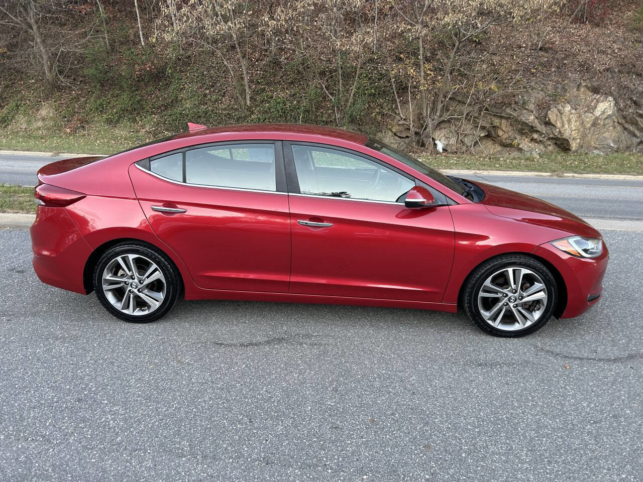 Used 2017 Hyundai Elantra Limited image 8