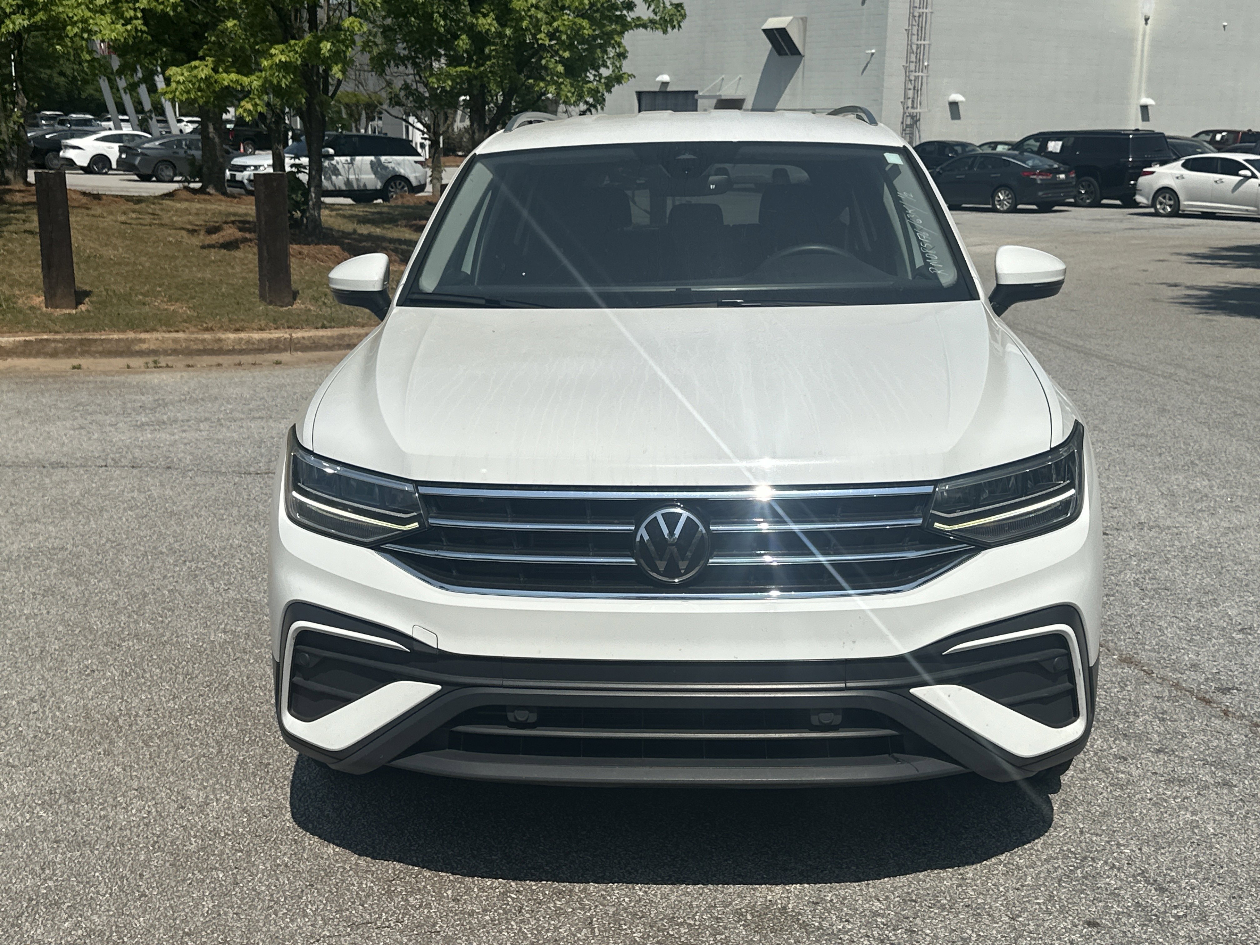 Used 2024 Volkswagen Tiguan SE FWD image 2