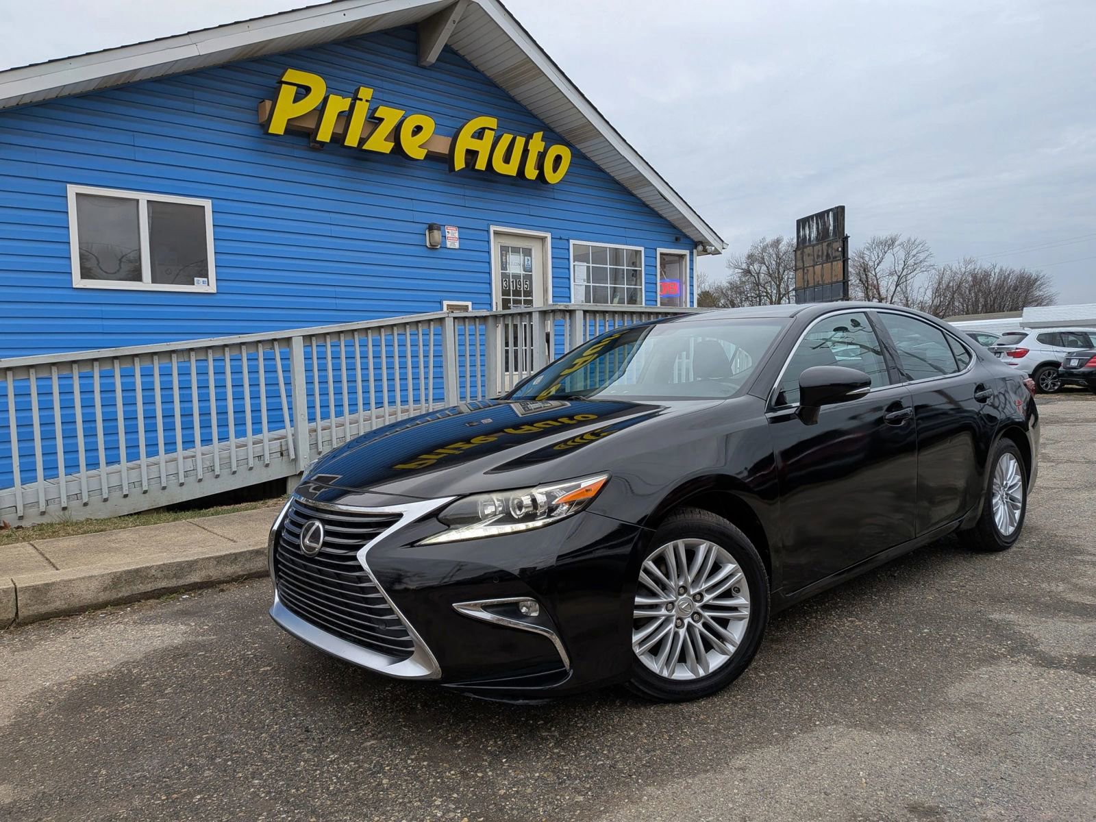 Used 2016 Lexus ES 350 w/ Premium Package w/Wood Trim image 2