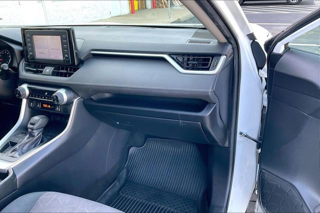 Used 2019 Toyota RAV4 XLE w/ Convenience Package FWD image 16