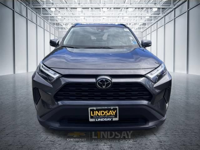 Used 2025 Toyota RAV4 XLE AWD/4WD image 2