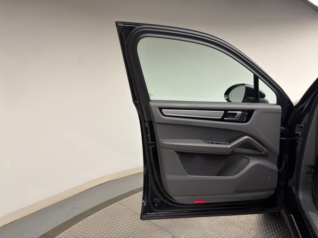 Used 2023 Porsche Cayenne Platinum Edition image 9