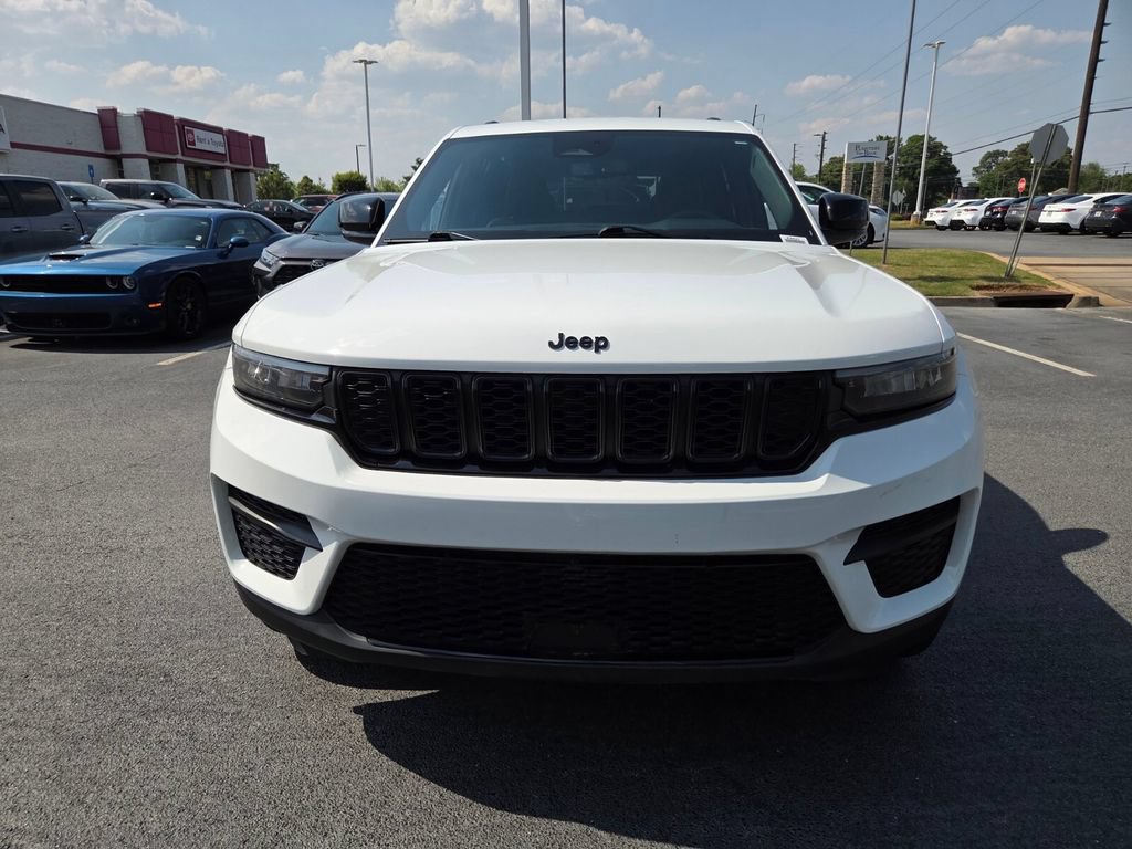 Used 2023 Jeep Grand Cherokee Altitude AWD/4WD image 2