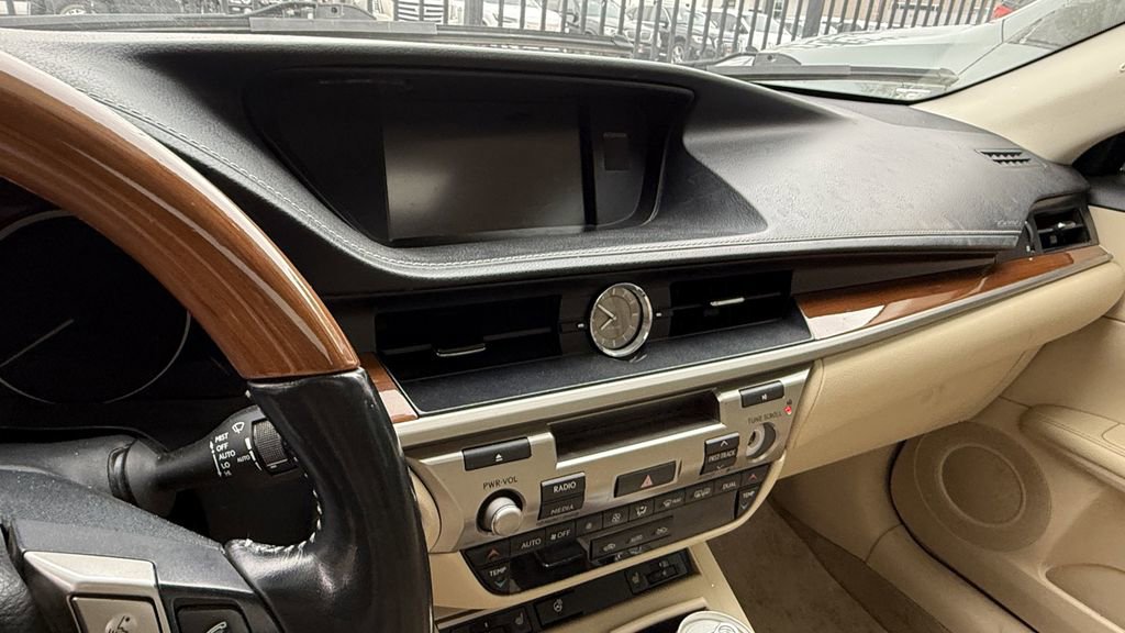 Used 2013 Lexus ES 300h w/ Premium Pkg image 5