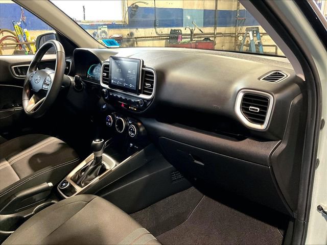 Used 2025 Hyundai Venue SEL image 17