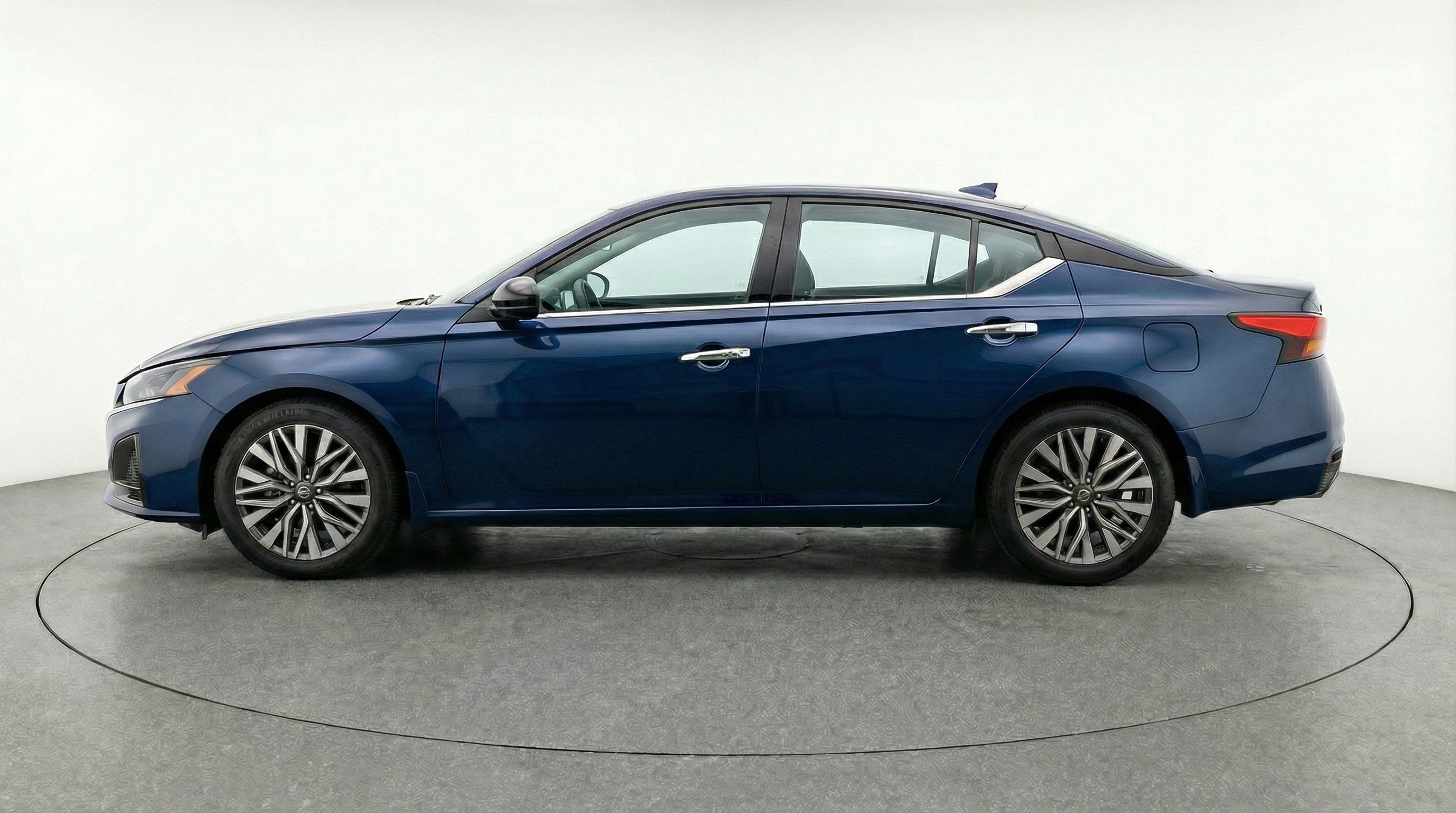Used 2025 Nissan Altima 2.5 SV FWD image 5