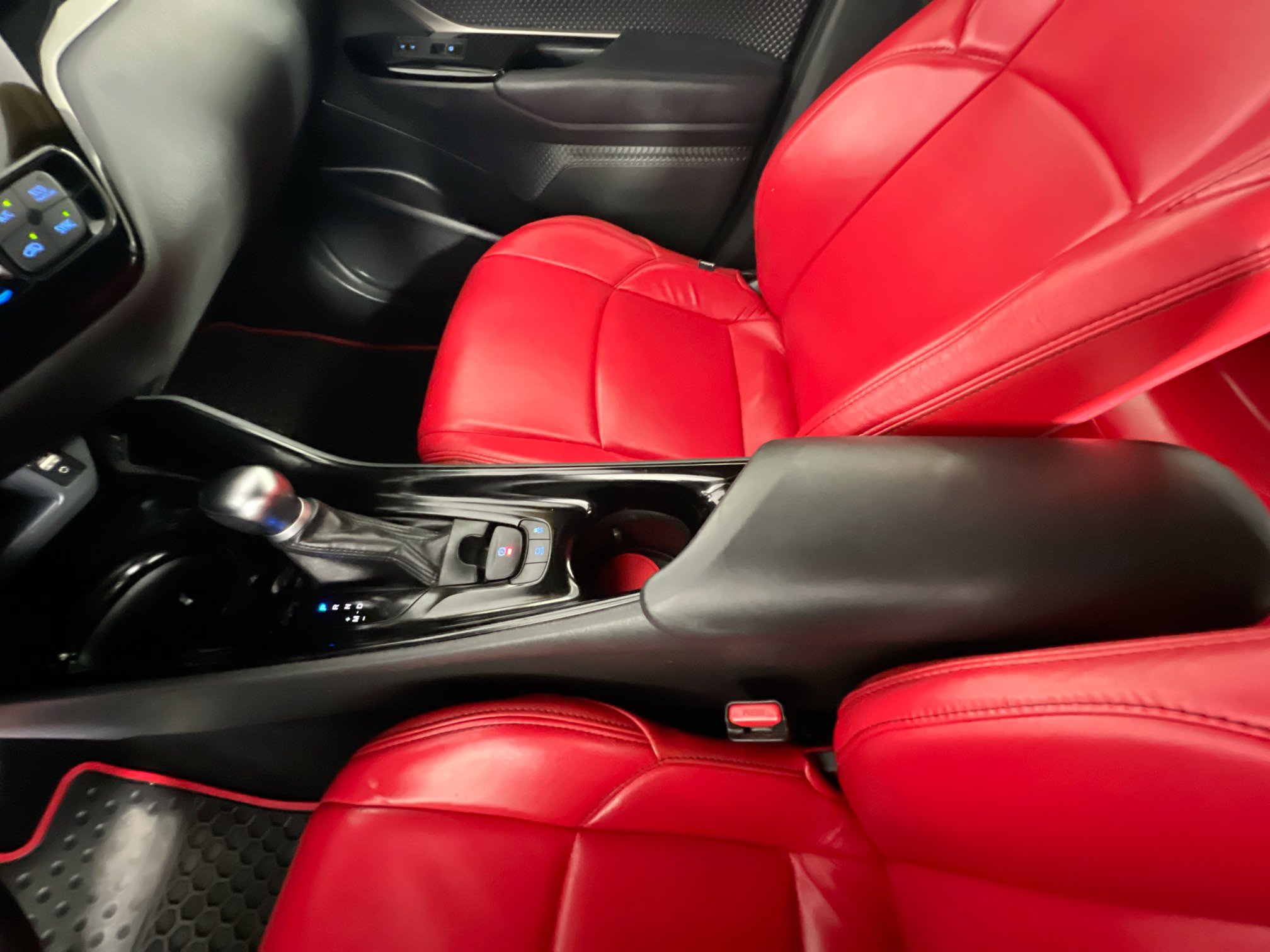 Used 2019 Toyota C-HR XLE FWD image 25