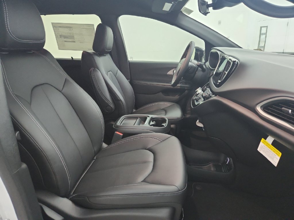 New 2027 Chrysler Pacifica LX FWD image 30
