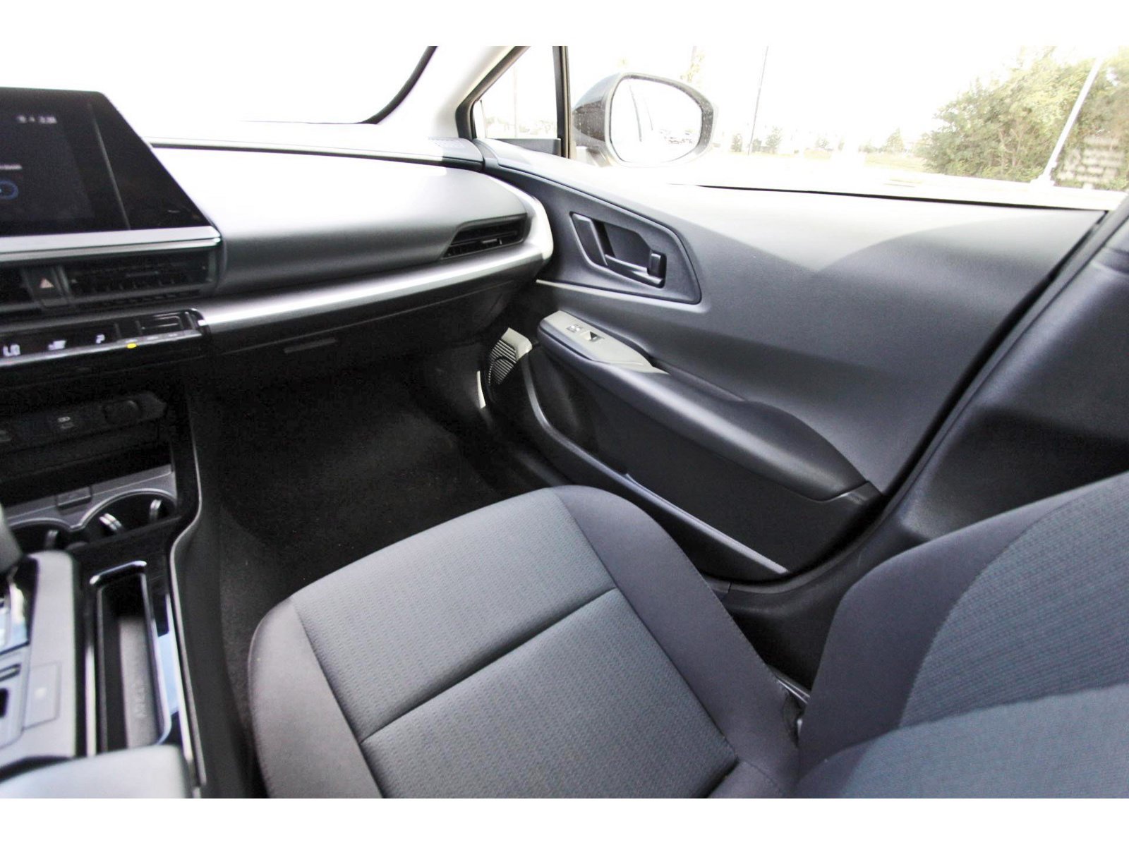 Used 2023 Toyota Prius LE FWD image 11
