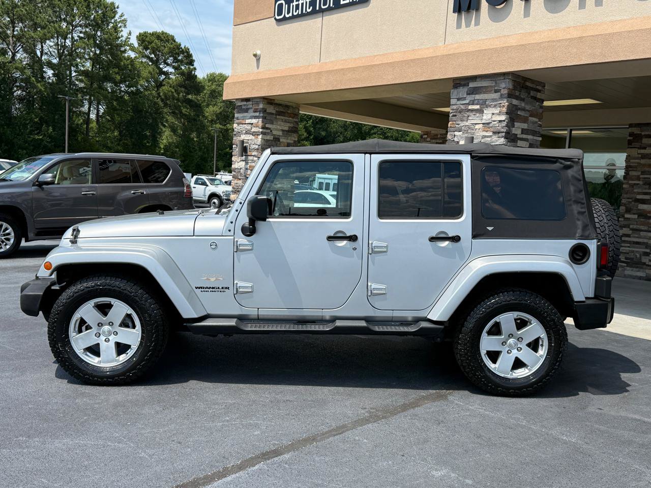 Used 2012 Jeep Wrangler Unlimited Sahara w/ Connectivity Group AWD/4WD image 2