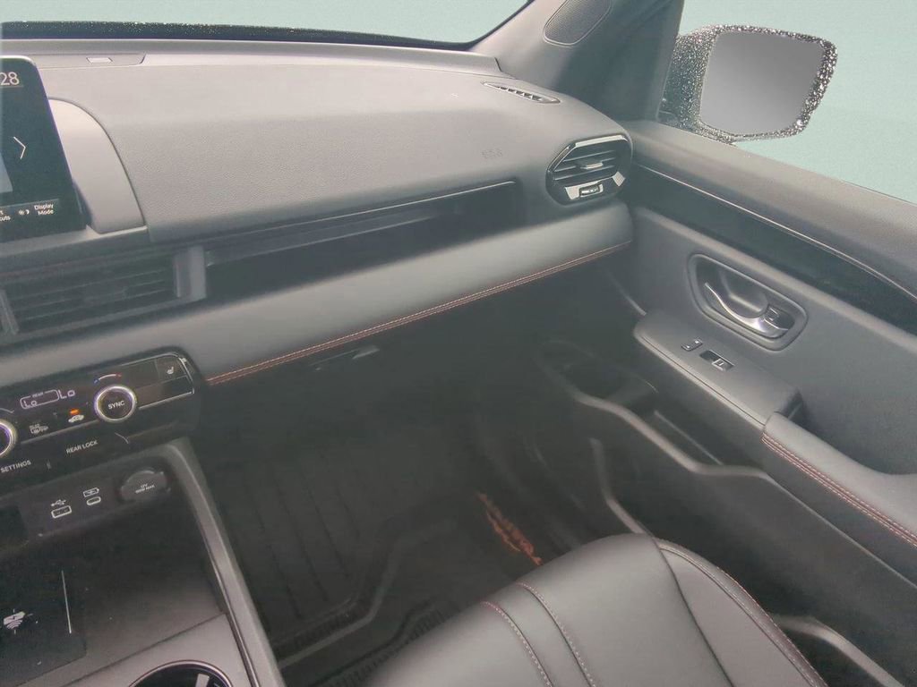 Used 2025 Honda Pilot TrailSport image 17