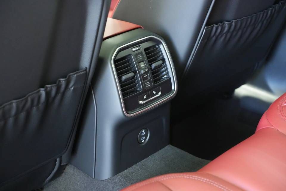 Certified 2025 Porsche Macan AWD/4WD image 26